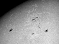 � M. Neuerer; Sonne am 24.06.2001 - Die Aufnahmen sind mit einem 180er TMB Apo (abgeblendet auf 140 mm / schlechtes seeing) gemacht. Als Kamera diente eine Nikon Coolpix 880 Digitalkamera mit 6 mm LV Okular.