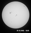 � N. Kloth; Sonne vom 28.10.2003, 4''-Refraktor, AstroSolar Sonnenfilterfolie + 20 mm Nagler, afokal mit Kodak Digitalkamera DX 3900, starke Luftunruhe.
