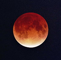 � Oliver Aders; Mondfinsternis vom 09.11.2003, Film: Kodak Supra 400, Instrument: Vixen R200SS Newton, 1.500 mm Brennweite, f/7.5