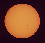 � Oliver Pollmann; Sofi vom 21.06.2001 in Lusaka (Airport/Sambia), Reiserefraktor 415 mm f/6.9 Sonnenprisma  + 2 Polfilter + Farbfilter Belichtungszeit immer 1/1.000 s - unterschiedliche Helligkeit durch verdrehen des Polfilter, Baader-Folie (ND = 4.5), Film: Fuji Superia 200 ASA