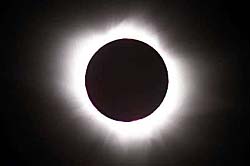 Die totale Sonnenfinsternis am Mittwoch, aufgenommen in Plumtree im s�dlichen Simbabwe. Gegen 19.40 Uhr Ortszeit (10.10 Uhr MEZ) verdunkelt sich dann �ber dem australischen Ceduna die Sonne.(Foto: Howard Burditt), Quelle: Reuters