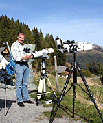 � W. Ransburg; Luxus Pur - ein Binokular aus zwei TMB Objektiven ... aber die Abbildung ... traumhaft! Ich habe durch das Bino w�hrend der folgenden Nacht Hantelnebel beobachtet ... es war einfach beeindruckend. Der Nebel war plastisch im Gesichtsfeld - wirklich zum Greifen nah... Das Bino ist sehr einfach zu benutzen, mit nur 2 Schrauben kann man die Sterne optimal �bereinander bringen.